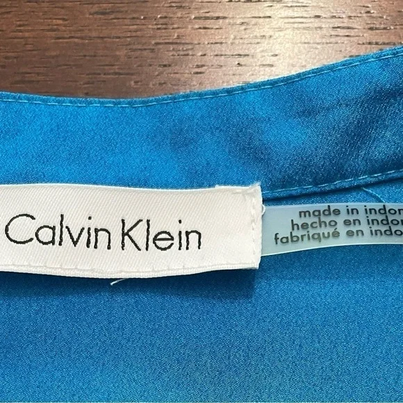 Calvin Klein women’s long sleeve v-neck thin aqua blue, black and white blouse - Picture 7 of 7